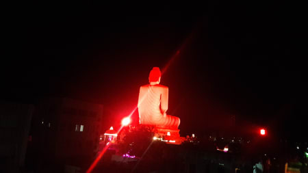 रात में ध्यान बुद्ध की प्रतिमा